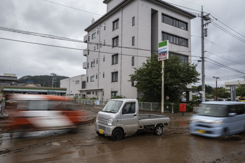 Un mort şi şase dispăruţi în Japonia, afectată de inundaţii şi alunecări de teren (6)