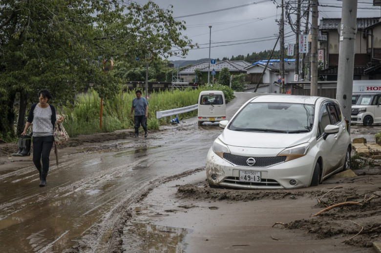 Un mort şi şase dispăruţi în Japonia, afectată de inundaţii şi alunecări de teren (7)