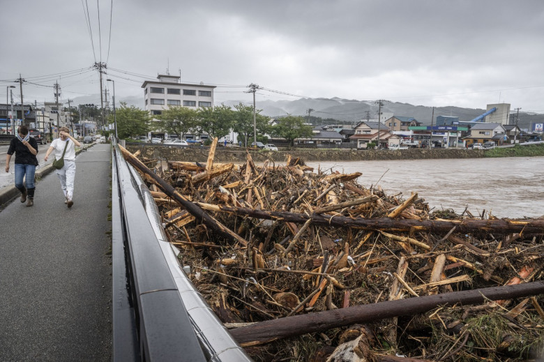 Un mort şi şase dispăruţi în Japonia, afectată de inundaţii şi alunecări de teren (2)