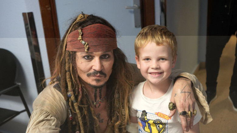 Johnny Depp îmbrăcat ca Jack Sparrow