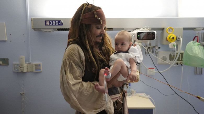 Johnny Depp îmbrăcat ca Jack Sparrow