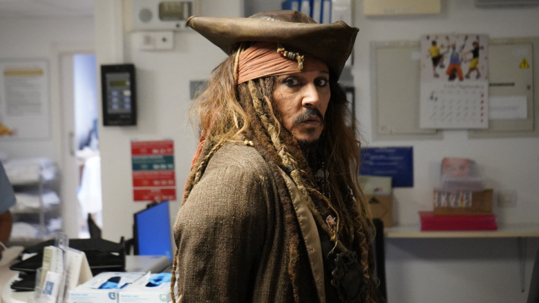 Johnny Depp îmbrăcat ca Jack Sparrow