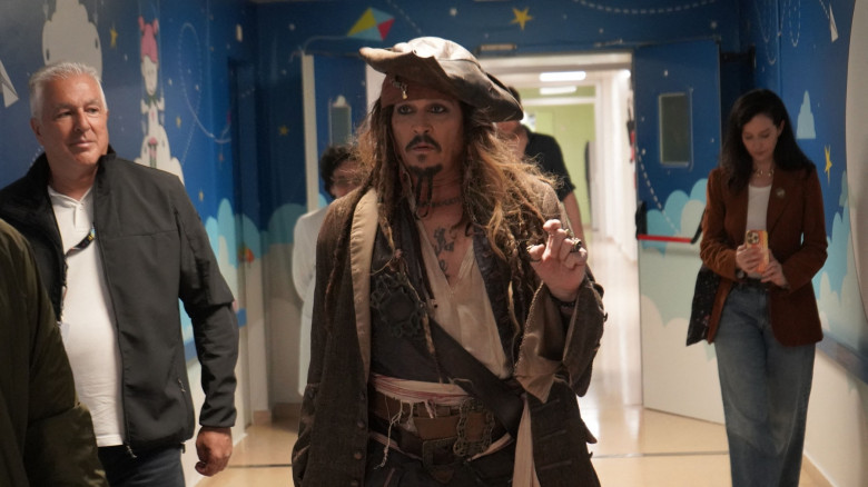 Johnny Depp îmbrăcat ca Jack Sparrow