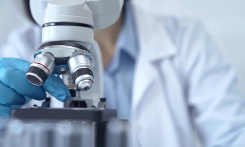 Scientist,Using,Microscope,In,Laboratory.,Close-up,Of,A,Researcher's,Hands