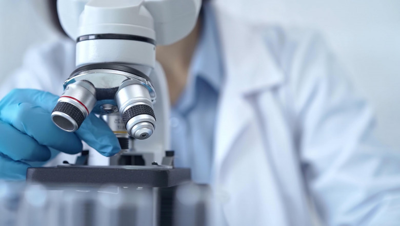 Scientist,Using,Microscope,In,Laboratory.,Close-up,Of,A,Researcher's,Hands