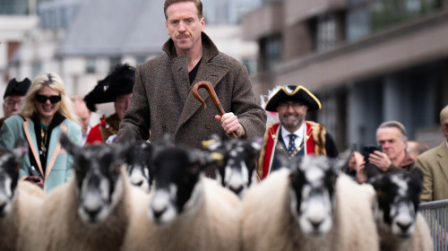 Actorul Damian Lewis a mers cu oile pe un pod din Londra/ Profimedia