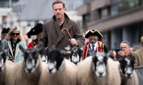 Actorul Damian Lewis a mers cu oile pe un pod din Londra/ Profimedia