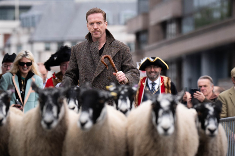 Actorul Damian Lewis a mers cu oile pe un pod din Londra/ Profimedia