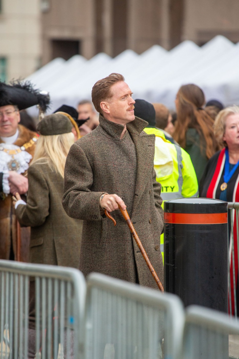 Actorul Damian Lewis a mers cu oile pe un pod din Londra/ Profimedia