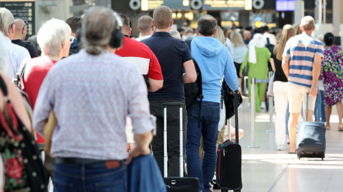 coada turisti aeroport