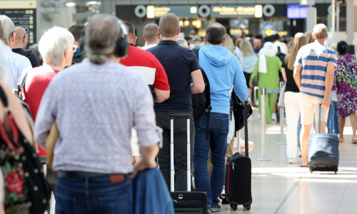 coada turisti aeroport