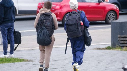 Düsseldorf 26.09.2024 Jugendliche Kindergeld Elterngeld Kindergrundsicherung Schule Schüler Schulweg Elterngeld Bürgerge