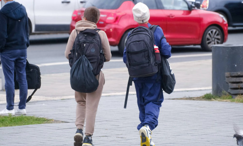 Düsseldorf 26.09.2024 Jugendliche Kindergeld Elterngeld Kindergrundsicherung Schule Schüler Schulweg Elterngeld Bürgerge