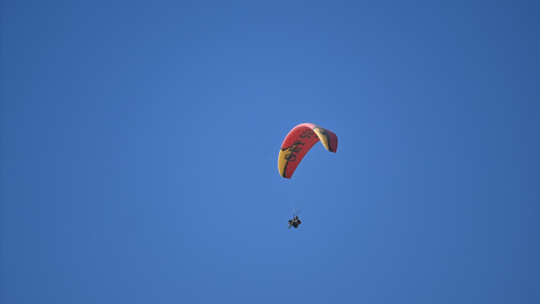 Skygliding,Outdoor,Activity,On,Clean,Blue,Sky