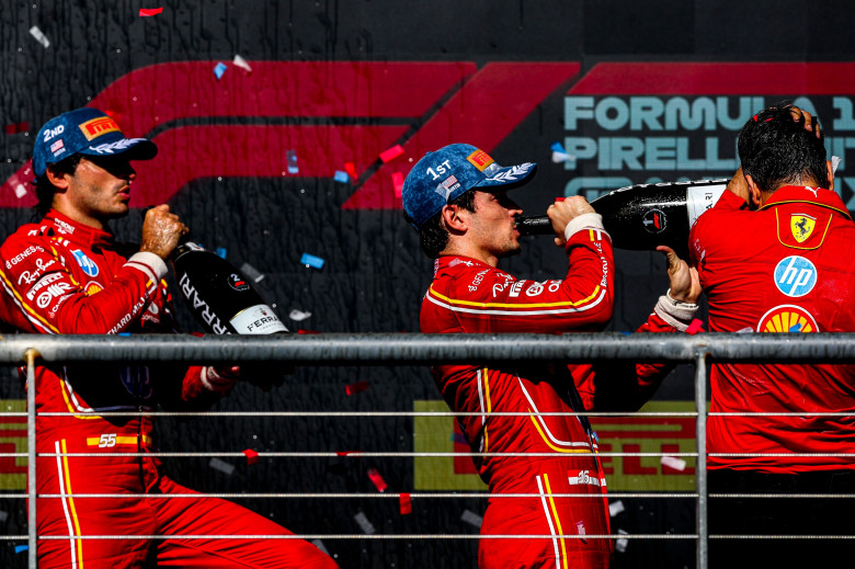 Piloții Ferrari, Charles Leclerc și Carlos Sainz, au ocupat primele două locuri pe podium la cursa de Formula 1 din Statele Unite/ Profimedia