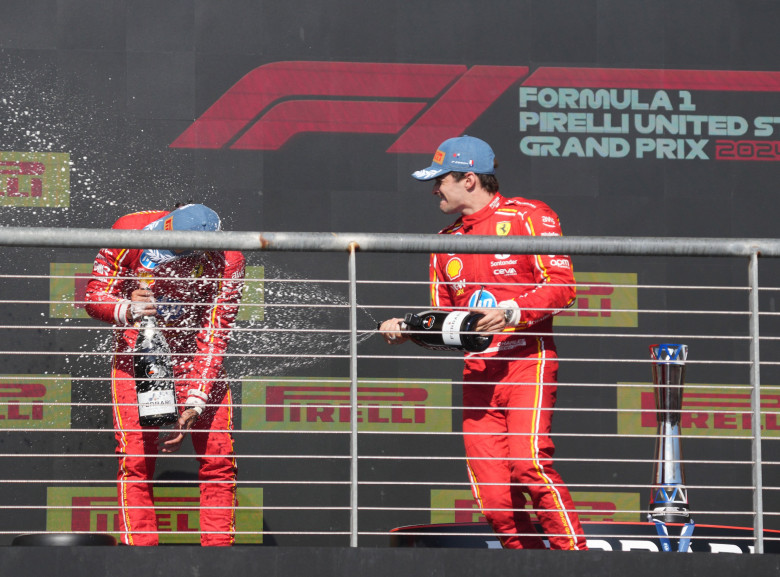 Piloții Ferrari, Charles Leclerc și Carlos Sainz, au ocupat primele două locuri pe podium la cursa de Formula 1 din Statele Unite/ Profimedia