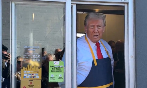 Trump a servit clienţi la un fast-food şi a susţinut o conferinţă de presă de la fereastra pentru drive-thru/ Foto: Captură video