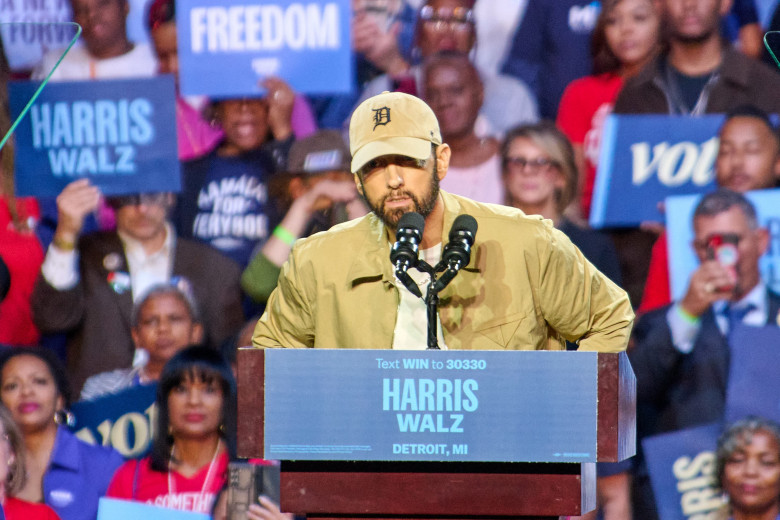 Obama Rallies Alongside Eminem - Detroit