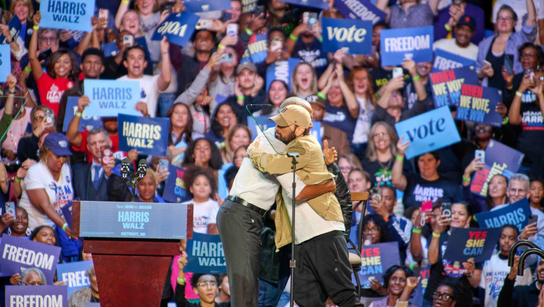 Obama Rallies Alongside Eminem - Detroit