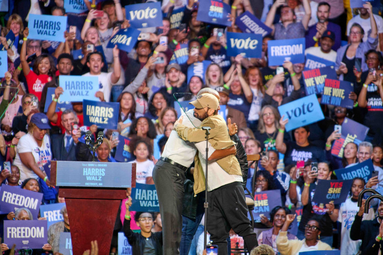 Obama Rallies Alongside Eminem - Detroit