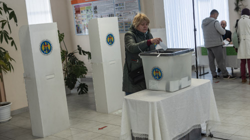 Alerte false cu bombă la secţii de votare/ Profimedia