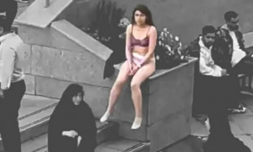 O studentă din Iran a fost arestată după ce s-a dezbrăcat în campusul universitar în semn de protest/ Foto: X