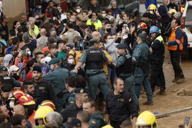 Regele Spaniei, huiduit și atacat cu noroi de o mulțime furioasă, în timpul unei vizite la Valencia/ Profimedia