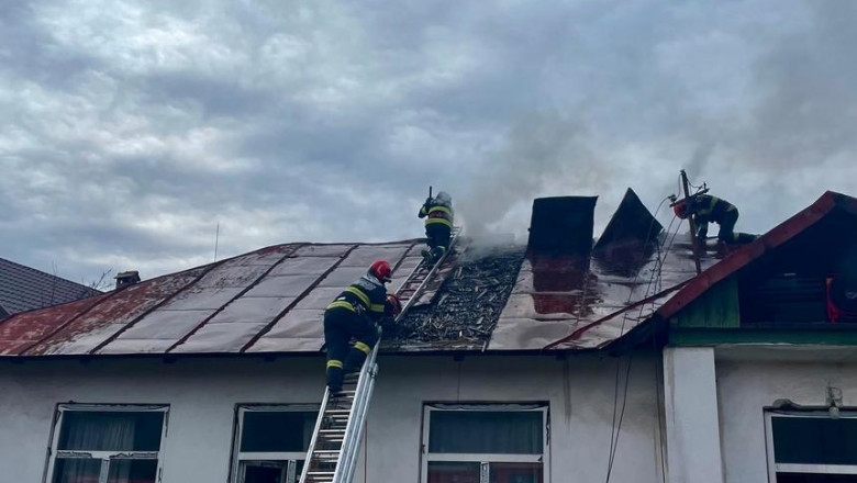 Incendiu în clădirea unei foste şcoli din Argeş, unde a funcţionat o secţie de votare/ Foto: News.ro