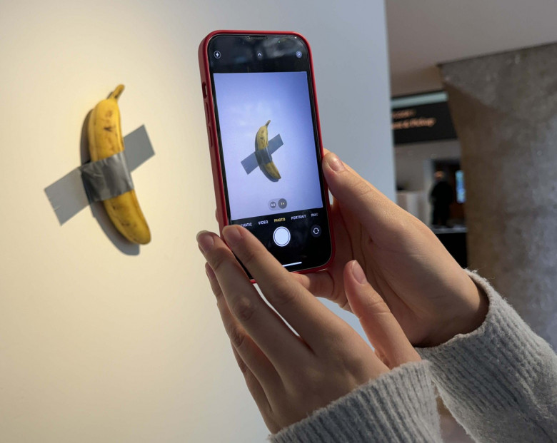 Maurizio Cattelan, banana lipita pe un perete