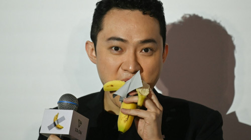 justin sun, banana lipita de perete (2)