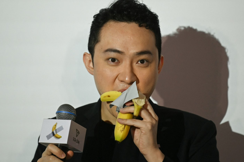 justin sun, banana lipita de perete (2)