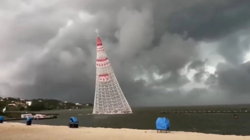 Momentul când un brad de Crăciun de zeci de metri s-a prăbușit peste mai mulți oameni, în Brazilia/ Foto: Captură video Instagram