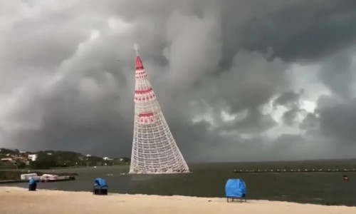 Momentul când un brad de Crăciun de zeci de metri s-a prăbușit peste mai mulți oameni, în Brazilia/ Foto: Captură video Instagram