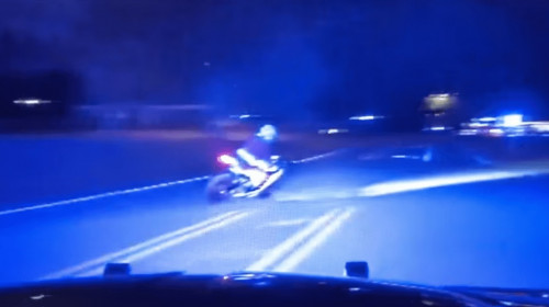 Imagini virale cu un motociclist îmbrăcat în Moș Crăciun care scapă de poliție cu viteză maxim/ Foto: Captură video Instagram