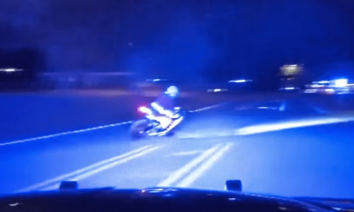 Imagini virale cu un motociclist îmbrăcat în Moș Crăciun care scapă de poliție cu viteză maxim/ Foto: Captură video Instagram