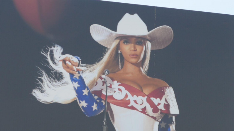 Los Angeles, California, USA 14th December 2024 Beyonce Christmas Day Half Time Show Netflix Billboard on Sunset Blvd on December 14, 2024 in Los Angeles, California, USA. Photo by Barry King/Alamy Stock Photo