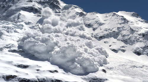 Sfaturi de la salvamontiști pentru cei care merg pe munte în perioade cu risc de avalanșă/ Shutterstock