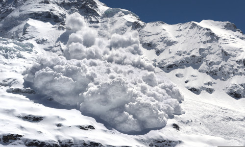 Sfaturi de la salvamontiști pentru cei care merg pe munte în perioade cu risc de avalanșă/ Shutterstock