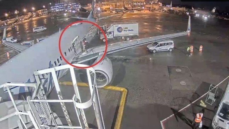 Momentul când o femeie anxioasă deschide ușa unui avion și iese pe aripă pentru a se liniști/ Foto: Captură video X