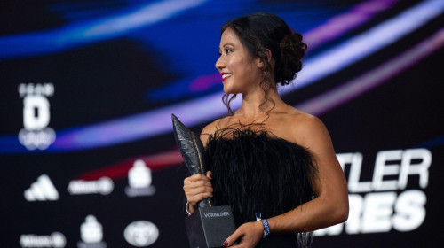 Kim Bui (Turnerin, Mitglied der IOC Athletenkomission) mit dem Sparkassen Preis, GER, Sportler des Jahres 2024, Gala im Kurhaus Baden Baden, 15.12.2024Foto: Eibner-Pressefoto/Michael Memmler