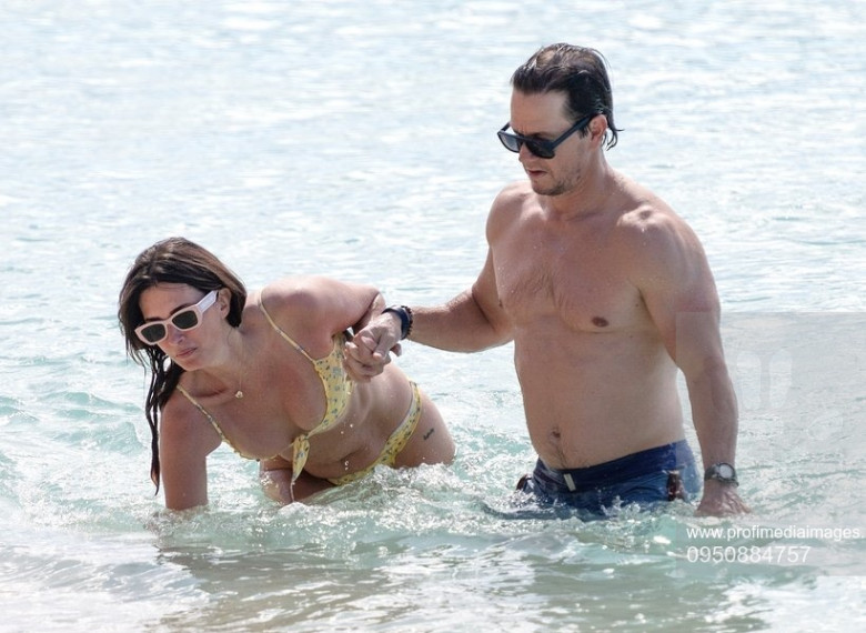 *PREMIUM-EXCLUSIVE* MUST CALL FOR PRICING BEFORE USAGE - Hollywood star Mark Wahlberg and his wife Rhea Durham continue their Christmas break on the sun-drenched Sandy Lane Hotel’s beach in Barbados.