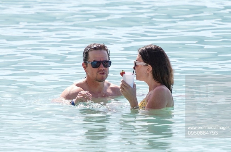 *PREMIUM-EXCLUSIVE* MUST CALL FOR PRICING BEFORE USAGE - Hollywood star Mark Wahlberg and his wife Rhea Durham continue their Christmas break on the sun-drenched Sandy Lane Hotel’s beach in Barbados.