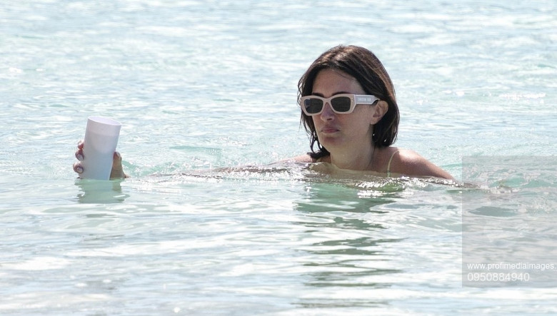 *PREMIUM-EXCLUSIVE* MUST CALL FOR PRICING BEFORE USAGE - Hollywood star Mark Wahlberg and his wife Rhea Durham continue their Christmas break on the sun-drenched Sandy Lane Hotel’s beach in Barbados.