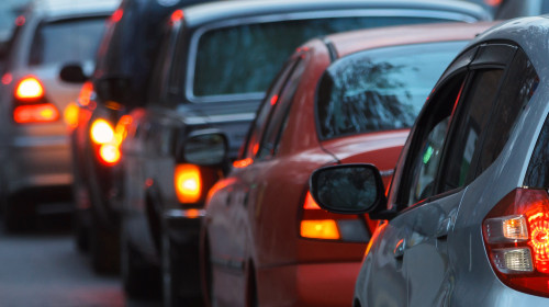 Blurred,Busy,Road,Long,Line,Of,Cars,Waiting,At,Stop