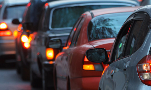 Blurred,Busy,Road,Long,Line,Of,Cars,Waiting,At,Stop