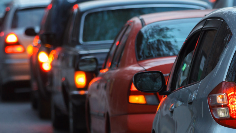 Blurred,Busy,Road,Long,Line,Of,Cars,Waiting,At,Stop