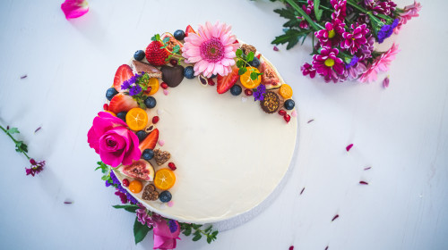 Sweet,White,Cheesecake,Torte,With,Fresh,Fruits,And,Rose,Flowers