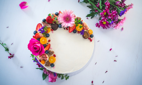 Sweet,White,Cheesecake,Torte,With,Fresh,Fruits,And,Rose,Flowers