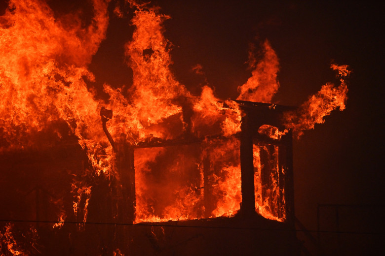 Incendiu violent într-un cartier de lux de la periferia oraşului Los Angeles/ Profimedia