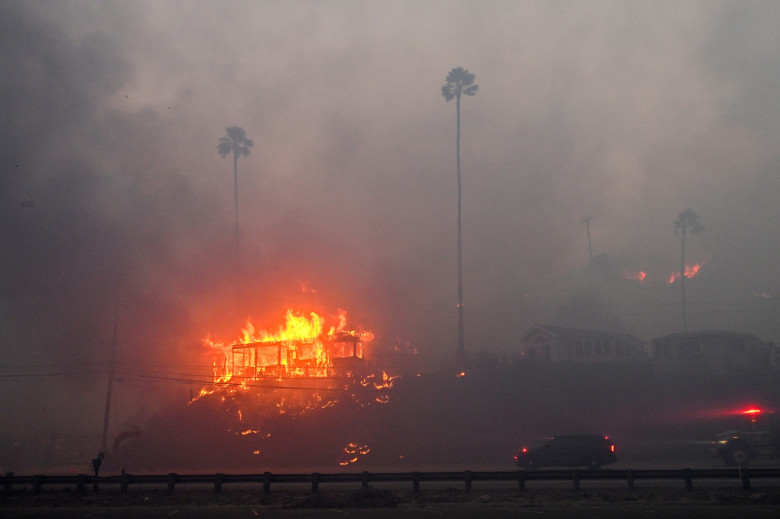 Incendiu violent într-un cartier de lux de la periferia oraşului Los Angeles/ Profimedia